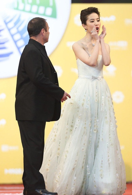 Lưu Diệc Phi vui vẻ chào người hâm mộ và báo giới