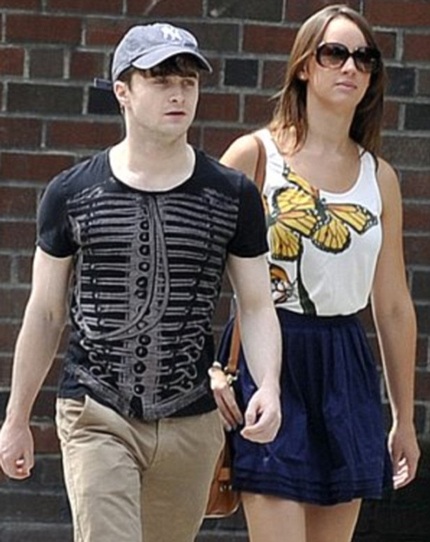 “Harry Porter” Daniel Radcliffe khoe bạn gái sau 2 năm bí mật hò hẹn - 3 Daniel và Erin phải lòng nhau từ lần hợp tác trong bộ phim