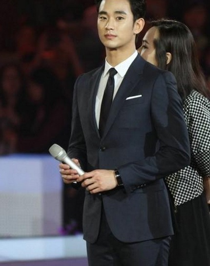 Sao “Vì sao đưa anh tới” không vui khi tham dự sự kiện tại Trung Quốc - 2 Kim Soo Hyun tham dự đêm nhạc hội của bộ phim