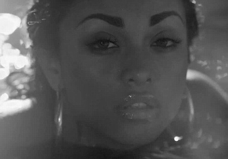 Anh mời một mẫu nữ da màu để đóng vai bạn gái của mình trong clip thay vì để Kim xuất hiện.