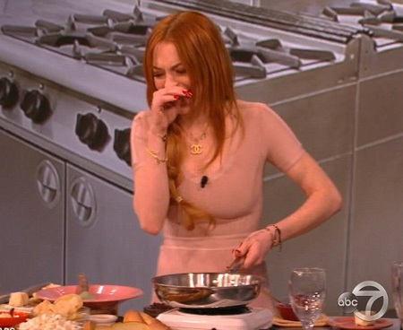 Ngôi sao 27 tuổi thể hiện khả năng nấu nướng trong chương trình truyền hình