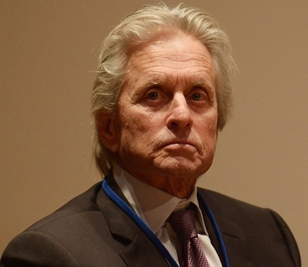 Sao điện ảnh U50 ăn gian tuổi với mái hỉ nhi