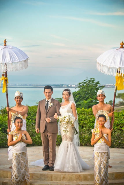 Cặp tình nhân đã hò hẹn được gần 2 năm trước khi quyết định đi tới hôn nhân.