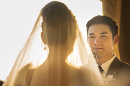 Hôn lễ tại Bali của vợ chồng Nghiêm Khoan chỉ có sự chứng kiến của khoảng 30 người. 