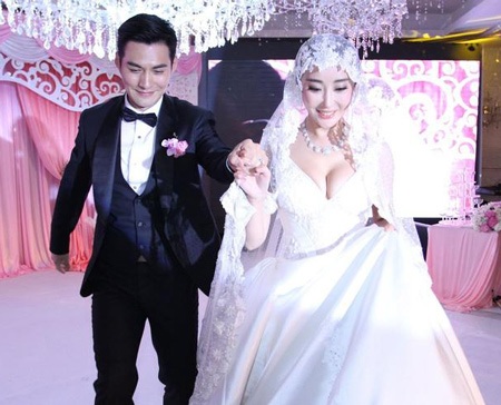 Vợ Nghiêm Khoan - Đỗ Nhược Khê diện một chiếc váy rất gợi cảm khoe vòng một đầy đặn