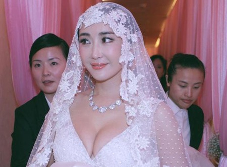 Vợ Nghiêm Khoan - Đỗ Nhược Khê diện một chiếc váy rất gợi cảm khoe vòng một đầy đặn