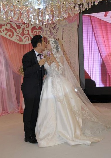 Hai vợ chồng Nghiêm Khoan và Đỗ Nhược Khê hôn nhau say đắm trước mặt bạn bè đồng nghiệp