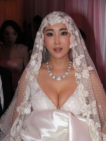 Vợ Nghiêm Khoan - Đỗ Nhược Khê diện một chiếc váy rất gợi cảm khoe vòng một đầy đặn