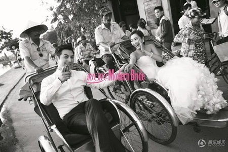 Cô dâu và chú rể thích thú được đi dạo trên xe xích lô