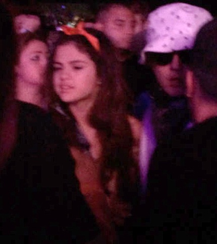Selena Gomez và Justin Bieber quấn quýt bên nhau