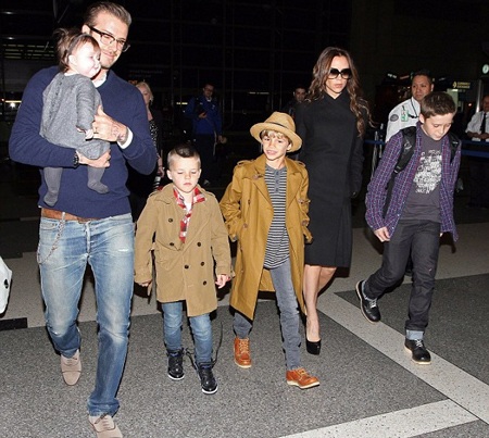 Victoria Beckham tựa đầu lên ngực trần của “ông xã” - 10 Victoria cùng những người chị em trong nhóm Spice Girls