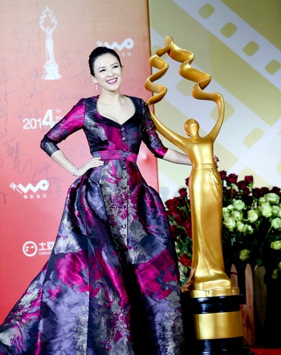 Nữ diễn viên U40 tự tin tạo dáng trên thảm đỏ