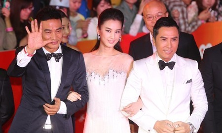 Huỳnh Thánh Y (giữa) được tháp tùng bởi hai đàn anh