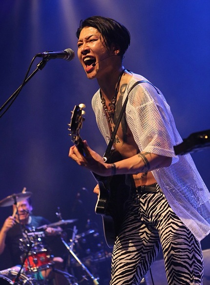 ...nữ ca sĩ người Nhật Miyavi