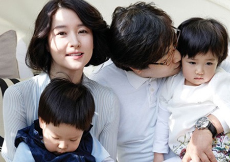 Hạnh phúc hiện tại của Lee Young Ae chính là cuộc sống bình dị bên chồng và hai đứa con.