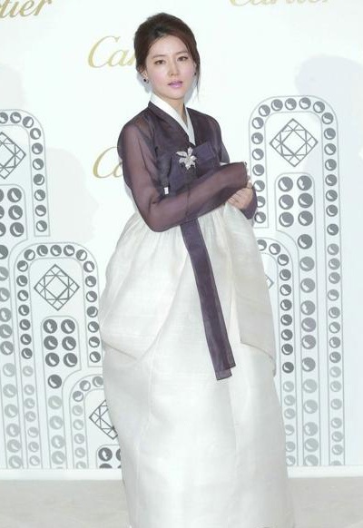 Lee Young Ae diện trang phục truyền thống Hanbok khi tham dự sự kiện tại Hồng Kông, tối 25/4