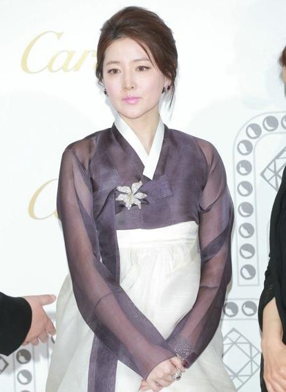 Lee Young Ae diện trang phục truyền thống Hanbok khi tham dự sự kiện tại Hồng Kông, tối 25/4