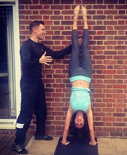 Bộ áo tắm ôm sát để lộ những đường cong tuyệt mỹ của Lucy