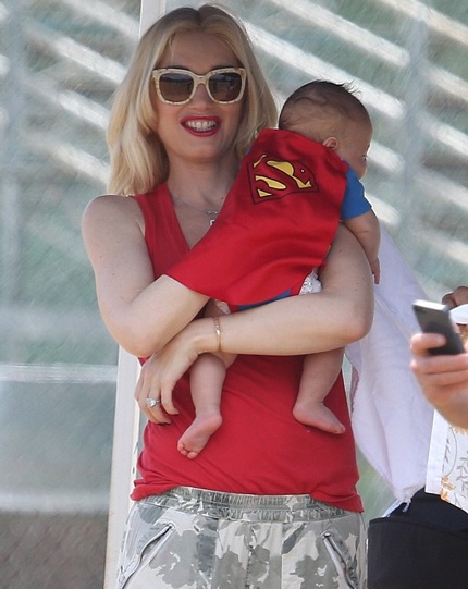 Cậu nhóc đáng yêu được mẹ mặc một bộ đồ liền hình siêu nhân.