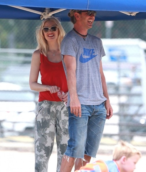 Vợ chồng Gwen chăm chú theo dõi con thi đấu và không quên dành cho nhau những cử chỉ tình tứ.