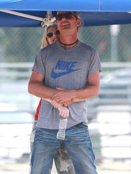 Vợ chồng Gwen chăm chú theo dõi con thi đấu và không quên dành cho nhau những cử chỉ tình tứ.