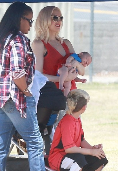 Vợ chồng Gwen chăm chú theo dõi con thi đấu và không quên dành cho nhau những cử chỉ tình tứ.