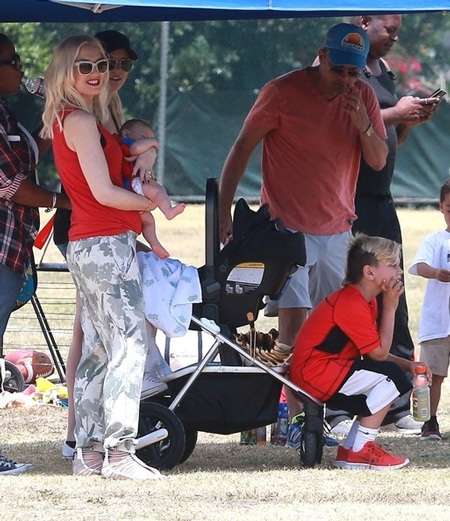 Kingston ngồi yên trong bóng râm để theo dõi em trai thi đấu.