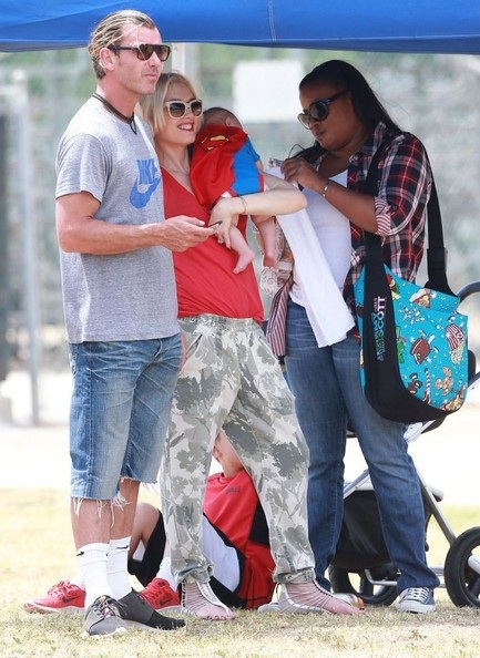 Vú em đi theo gia đình Gwen để giúp cô chăm sóc em bé 2 tháng tuổi