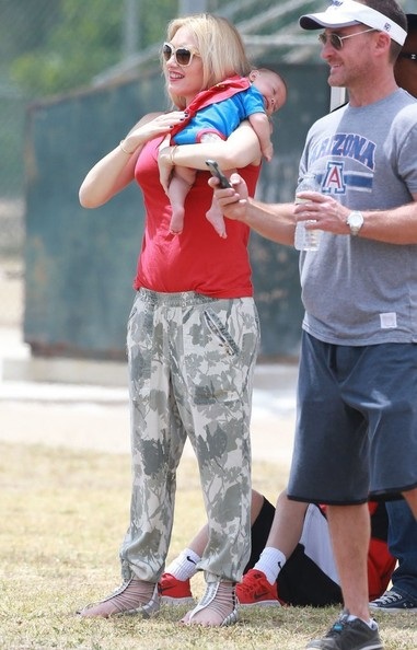 Apollo ngoan ngoãn nằm yên trong vòng tay của mẹ khi cả nhà đang chăm chú theo dõi Zuma đá bóng