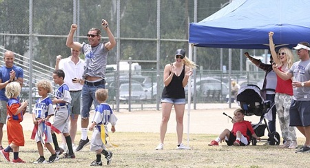 Cả gia đình mừng rỡ khi đội bóng của Zuma ghi bàn