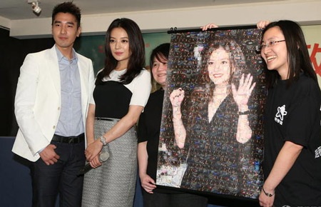 Triệu Vy nhận quà của người hâm mộ tại Đài Loan, một bức ảnh chân dung rất đặc biệt của cô