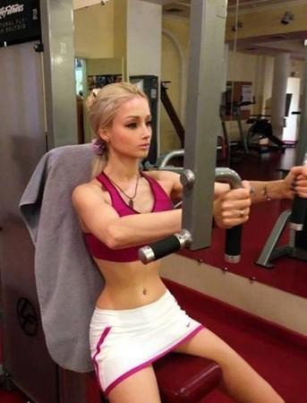 Ấn tượng với vòng eo 50cm của “búp bê sống” Ukraine - 9 Hình ảnh Valeria Lukyanova tại phòng tập