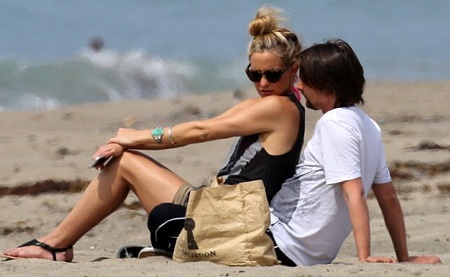 Mỹ nhân sở hữu nụ cười ngọt nhất Hollywood tình tứ bên bạn trai