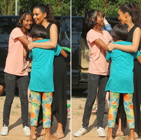 Kim Kardashian trong vòng tay của các em nhỏ tại trại trẻ mồ côi ở Thái Lan.