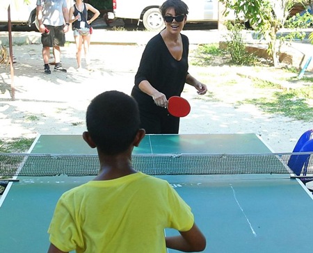 Mẹ của Kim đánh bóng bàn cùng một em nhỏ