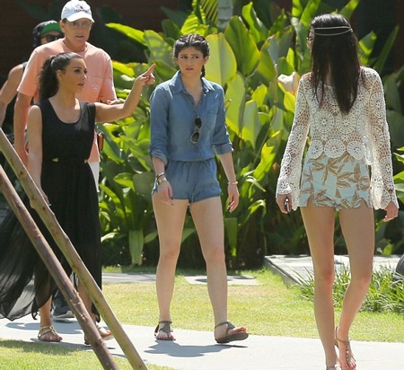 Hai cô em gái cùng mẹ khác cha của Kim trông thật tươi tắn và nõn nà.