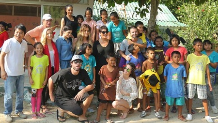 Cả gia đình Kim chụp ảnh kỷ niệm cùng các bé trong trại trẻ mồ côi.