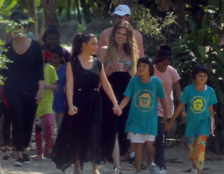 Bà mẹ một con vui vẻ hỏi thăm, trò chuyện với các em gái trong trại trẻ.