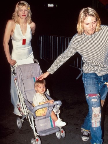 Kurt quen nữ rocker Courtney Love tại một chương trình ở hộp đêm tại