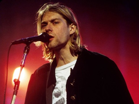 Kurt quen nữ rocker Courtney Love tại một chương trình ở hộp đêm tại