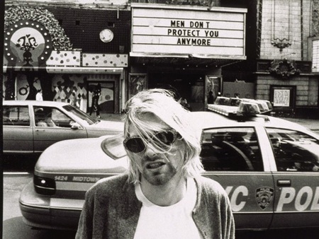 Ngày 5/4/1994, trong phòng khách phía sau ngôi nhà tại