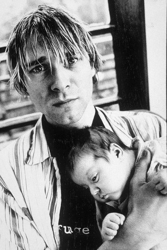 Ngày 5/4/1994, trong phòng khách phía sau ngôi nhà tại