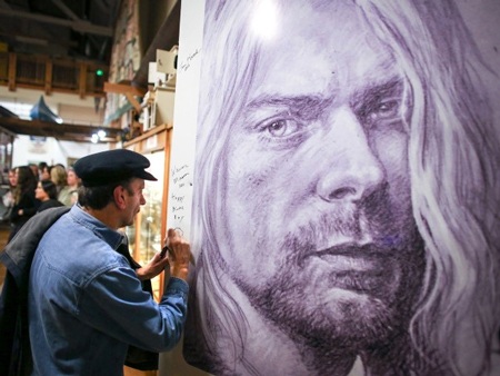 Ngày 5/4/1994, trong phòng khách phía sau ngôi nhà tại