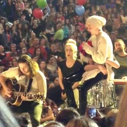 Bất chấp chỉ trích, show diễn của Miley Cyrus vẫn "hot" - 3 Miley nghẹn ngào hát tặng chú cún thân yêu vừa qua đời của mình trước khán giả Boston.