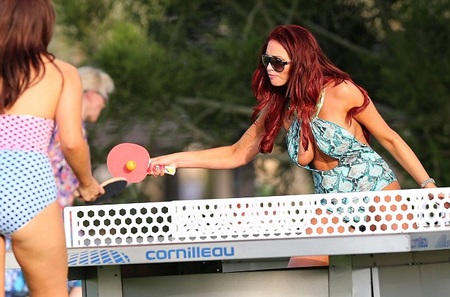 ...và cùng chơi bóng bàn.