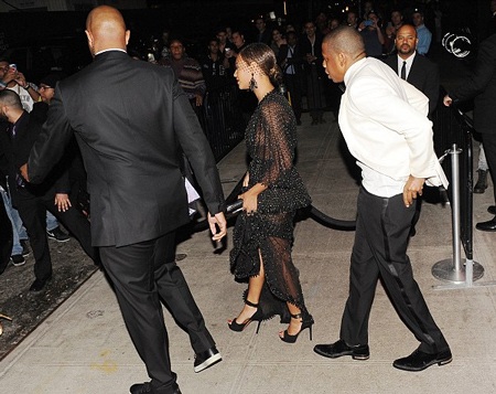 Beyonce Knowles cố cười sau khi chồng bị em gái cho “ăn tát” - 5 Jay Z và Beyonce cùng bước ra xe ô tô