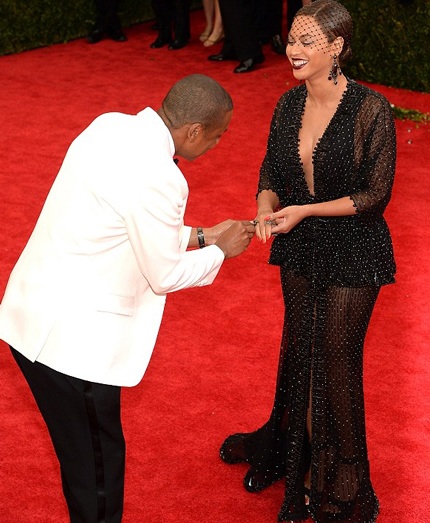 Beyonce Knowles cố cười sau khi chồng bị em gái cho “ăn tát” - 8 Jay Z dành cho bà xã nhiều cử chỉ tình tứ trên thảm đỏ