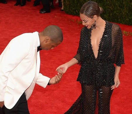 Beyonce Knowles cố cười sau khi chồng bị em gái cho “ăn tát” - 9 Jay Z dành cho bà xã nhiều cử chỉ tình tứ trên thảm đỏ