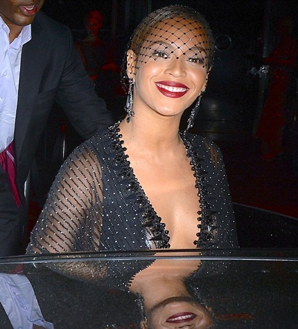 Beyonce Knowles cố cười sau khi chồng bị em gái cho “ăn tát” - 16 Beyonce vẫn cố dẹp bớt căng thẳng bằng nụ cười luôn túc trực trên môi