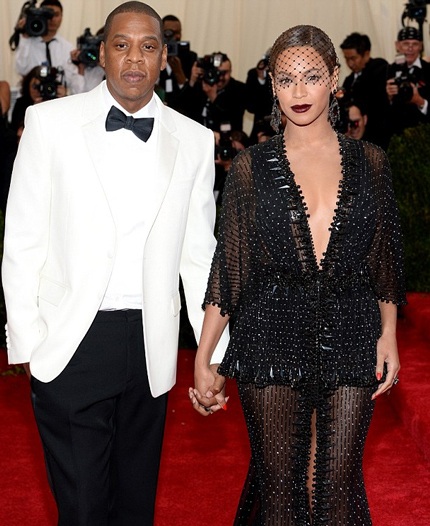 Beyonce Knowles cố cười sau khi chồng bị em gái cho “ăn tát” - 10 Jay Z dành cho bà xã nhiều cử chỉ tình tứ trên thảm đỏ